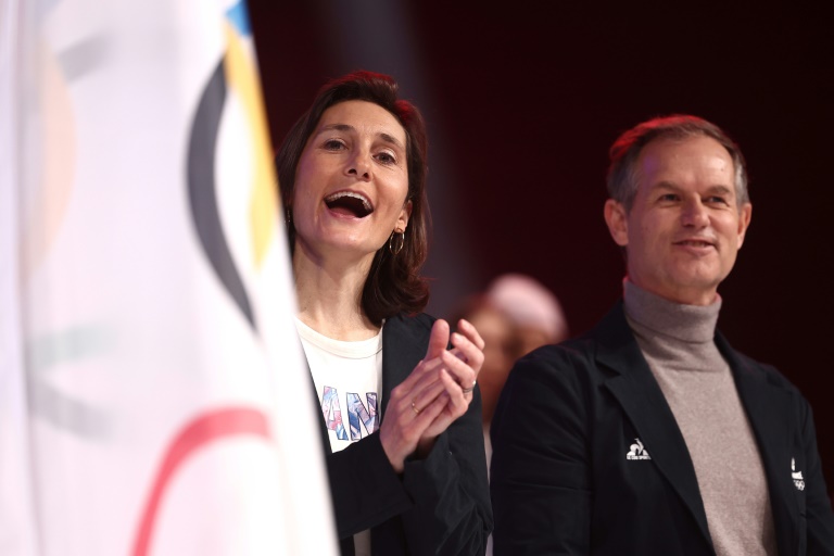 La présidente du CNOSF Amélie Oudea-Castera et le président du Cojop Edgar Grospiron assistent à une cérémonie en hommage aux athlètes, le 23 février 2026 à Albertville