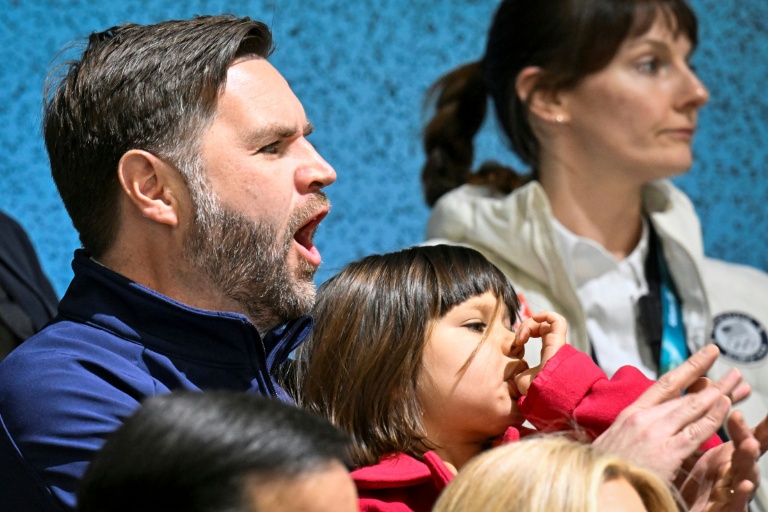 Le vice-président américain JD Vance (G), venu en famille en Italie pour les JO d'hiver, a assisté jeudi, ici avec sa fille Mirabel, au match de hockey sur glace féminin opposant à MIlan les Etats-Unis à la République tchèque