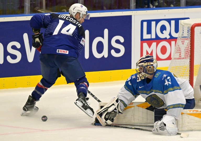 L'attaquant français Stéphane Da Costa tente de déborder le gardien du Kazakhstan Andrei Shutov lors du Championnat du monde, le 11 mai 2024 à Ostrava, en République tchèque