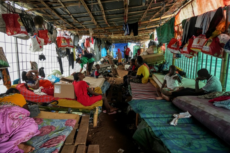 Des migrants dans un camp de fortune à Mamoudzou, à Mayotte, le 14 novembre 2025