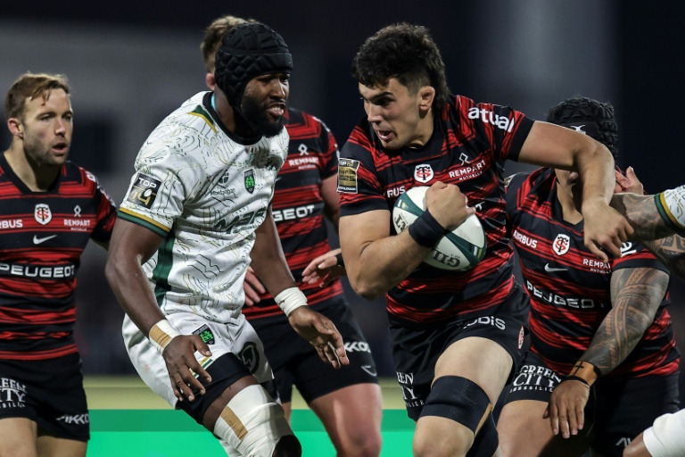 Le deuxième ligne argentin de Toulouse Efrain Elias  balle en main contre Montauban au Stade Sapiac de Montauban, France, le 22 novembre 2025