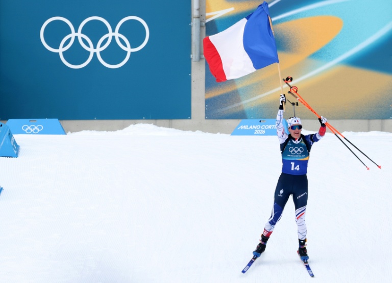 La biathlète française Julia Simon franchit la ligne d'arrivée du relais féminin des JO-2026 en premier le 18 février 2026 à Anterselva en Italie