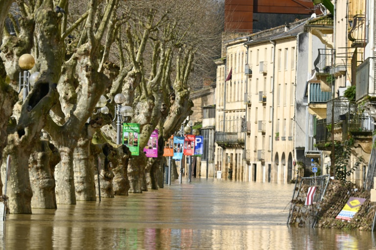 Rue inondée par la crue de la Garonne, à La Réole, en Gironde, le 21 février 2026