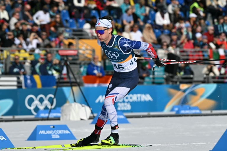 Le biathlète Mathis Desloges en action lors du 10km cross-country des JO 2026 de Milan Cortina à Lago di Tesero le 13 février 2026 en Italie