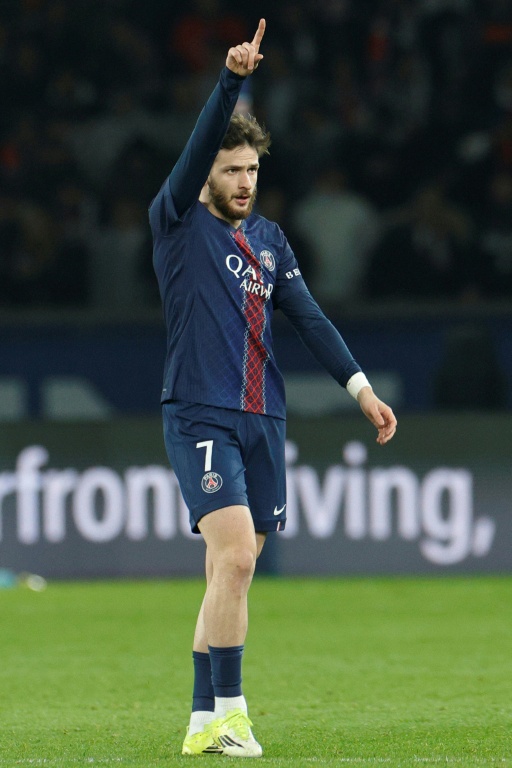 L'attaquant géorgien Khvicha Kvaratskhelia vient de marquer pour le PSG contre Marseille en Ligue 1 le 8 février 2026 au Parc des Princes