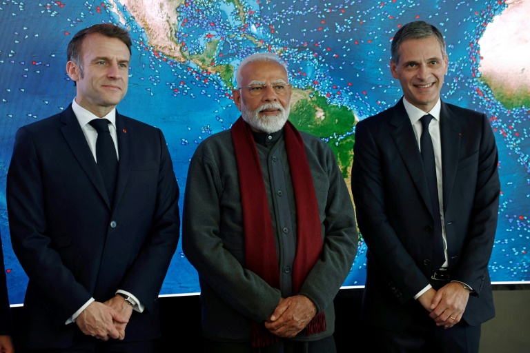 Le Président français Emmanuel Macron (G), le Premier ministre indien Narendra Modi (C), et le PDG du troisième armateur mondial CMA CGM Rodolphe Saade (D)au siège de CMA CGM à Marseille, le 12 février 2025