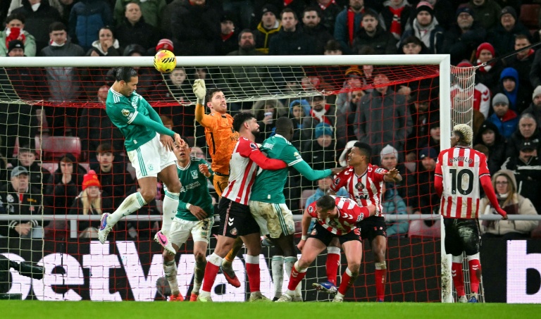 Virgil van Dijk marque de la tête le but de la victoire de Liverpool sur Sunderland en Premier League le 11 février 2026 à Sunderland
