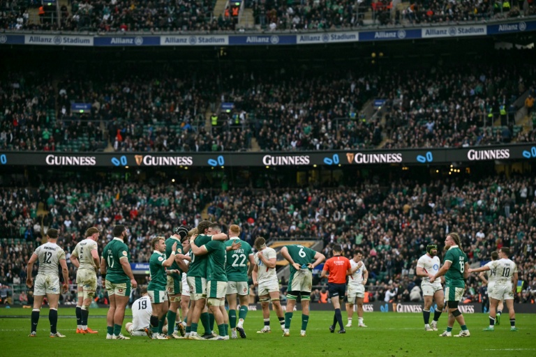 Les Irlandais célèbrent leur victoire samedi contre les Anglais sur la pelouse Twickenham lors du match du Tournoi des six nations.