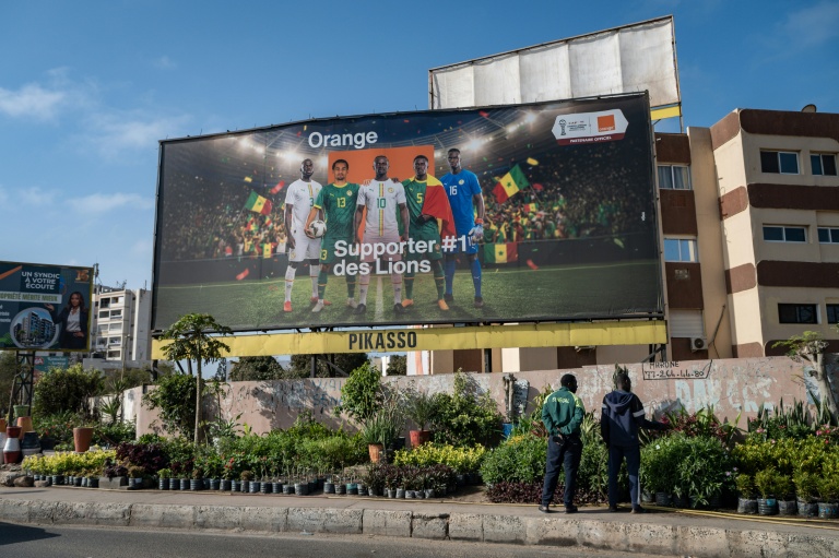 Une publicité Orange, partenaire officiel de la Coupe d'Afrique des nations 2025,  indiquant « Supporter n° 1 des Lions », dans le quartier de Mermoz à Dakar, le 18 mars 2026