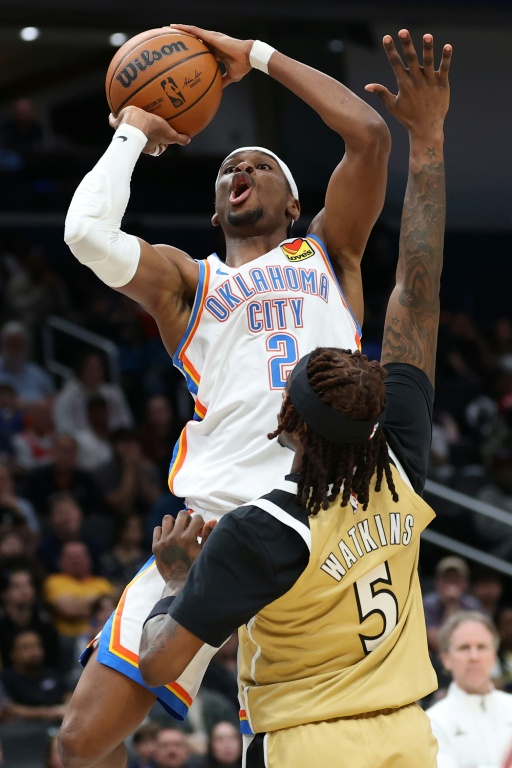 Shai Gilgeous-Alexander tente un tir lors du match NBA de l'Oklahoma City Thunder contre les Washington Wizards, le 21 mars 2026 à Washington
