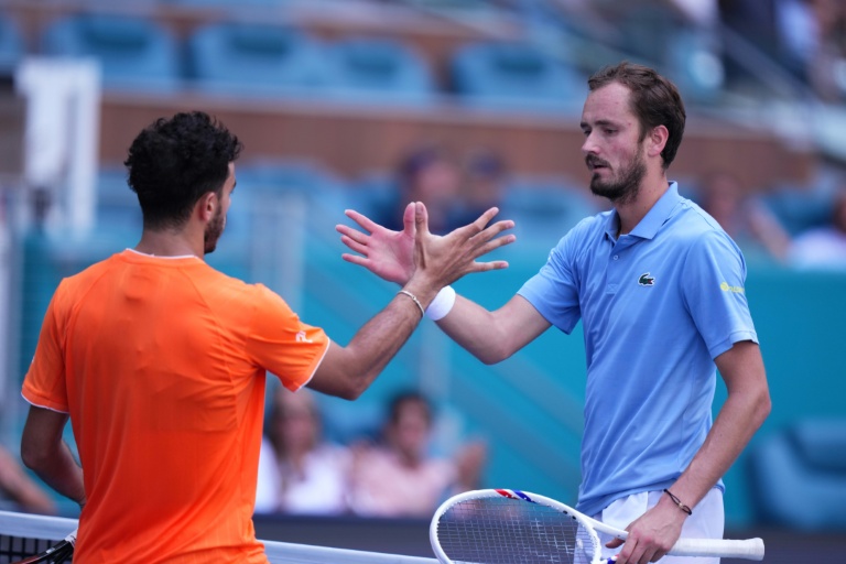 Poignée de mains entre Daniil Medvedev (de face) et Francisco Cerundolo, à l'issue de leur match au Masters 1000 de Miami, le 23 mars 2026