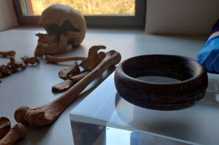 Des ossements découverts sur un site de fouilles archéologiques à Dijon, le 17 mars 2026 en Côte d'Or