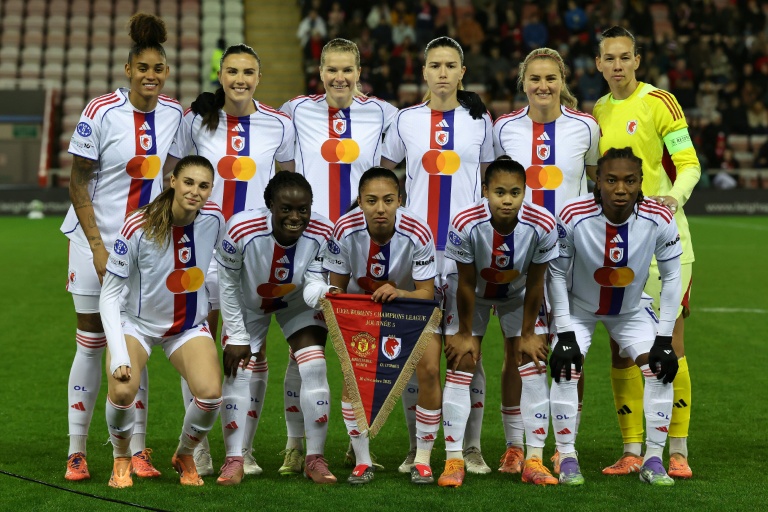 Les Lyonnes avec, en partant d'en haut à droite, Christiane Endler, Tarciane, Alice Sombath, Ingrid Syrstad Engen, Selma Bacha, Lindsey Horan, Melchie Dumonay, Damaris Egurrola, Jule Brand, Ada Hegerberg Tabitha Chawinga, avant le match de Ligue des champions contre Manchester United le 10 décembre 2025 à Leigh