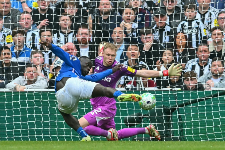 L'attaquant néerlandais de Sunderland Brian Brobbey trompe le gardien de Newcastle dans le match de Premier League entre les deux clubs le 22 mars 2026 à St James' Park