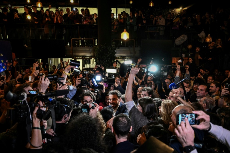 Le maire écologiste sortant de Lyon et candidat à sa réélection, Grégory Doucet (c), célèbre sa victoire au 2e tour des municipales, le 22 mars 2026 à Lyon, dans le Rhône