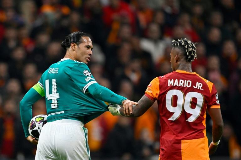 Le défenseur de Liverpool Virgil van Dijk et le milieu de terrain de Galatasaray Mario Lemina, le 10 mars 2026 à Istanbul
