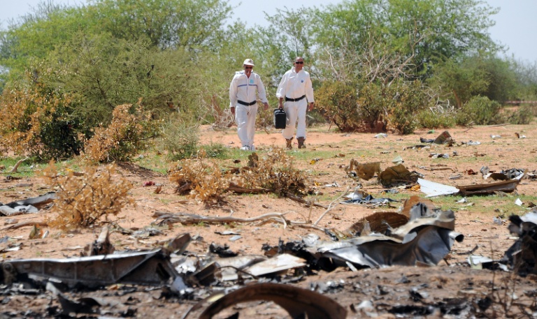 Des enquêteurs recueillent des preuves sur le lieu du crash du vol AH5017 d'Air Algérie dans la région de Gossi, au Mali, le 29 juillet 2014