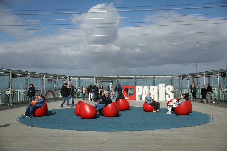 La terrasse du 59e étage de la tour Montparnasse, à Paris, le 30 mars 2026