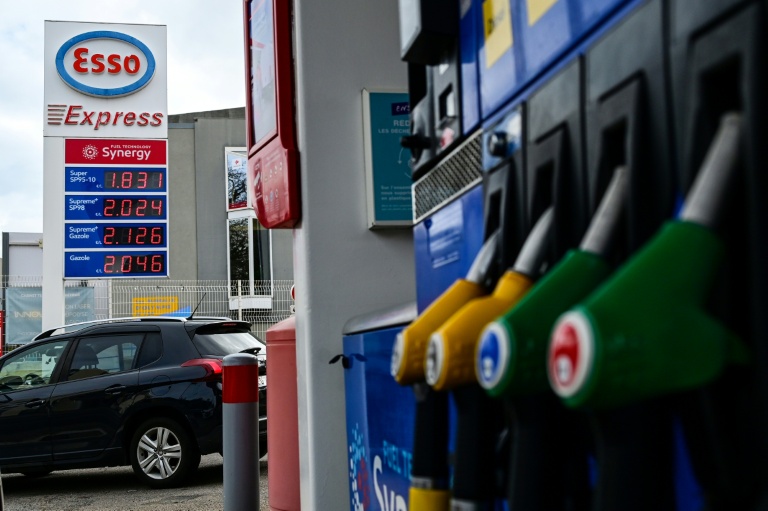 Un panneau affiche les tarifs des carburants dans une station-service Esso à Montpellier, le 9 mars 2026