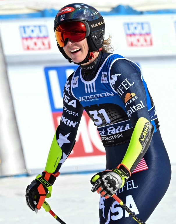 Mikaela Shiffrin dans l'aire d'arrivée du super-G de Val di Fassa, le 8 mars 2026