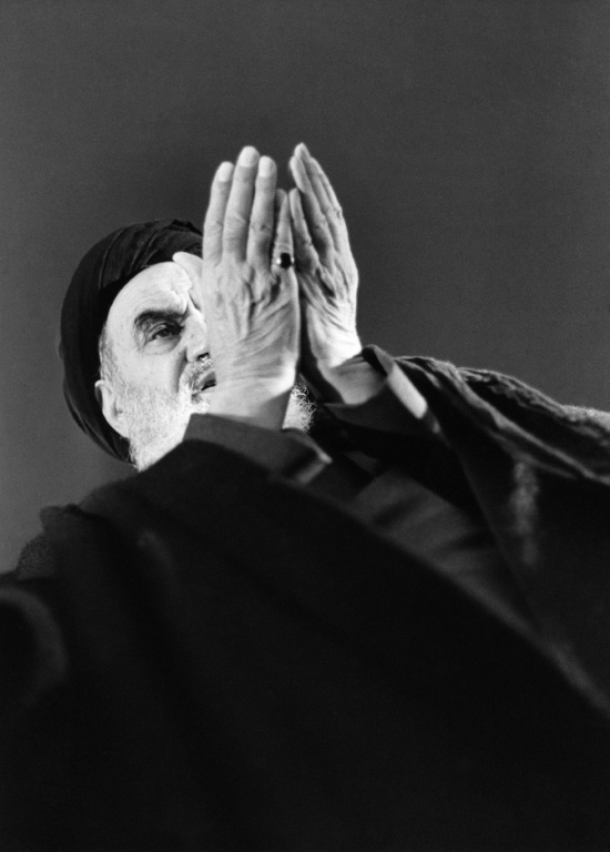 L'ayatollah Khomeiny en exil, prie à Neauphle-Le-Château, dans les Yvelines, le 11 décembre 1978, quelques mois avant son retour triomphal en Iran