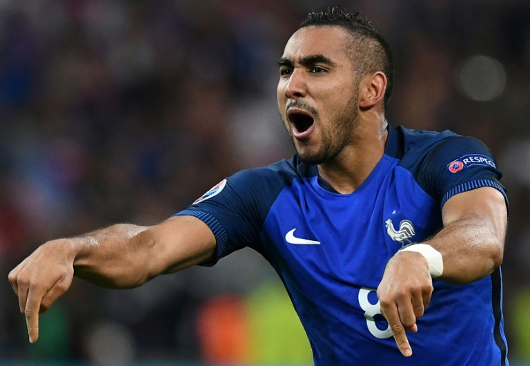 L'attaquant Dimitri Payet, qui a annoncé sa retraite dimanche, célèbre son but marqué contre l'Albanie au 1er tour de l'Euro-1996 le 15 jin 2016 au Stade Vélodrome à Marseille
