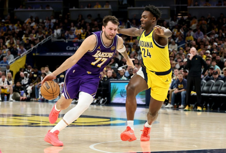 Luka Doncic (g) face à Kobe Brown lors du match NBA des Los Angeles Lakers contre les Indiana Pacers, le 25 mars 2026 à Indianapolis