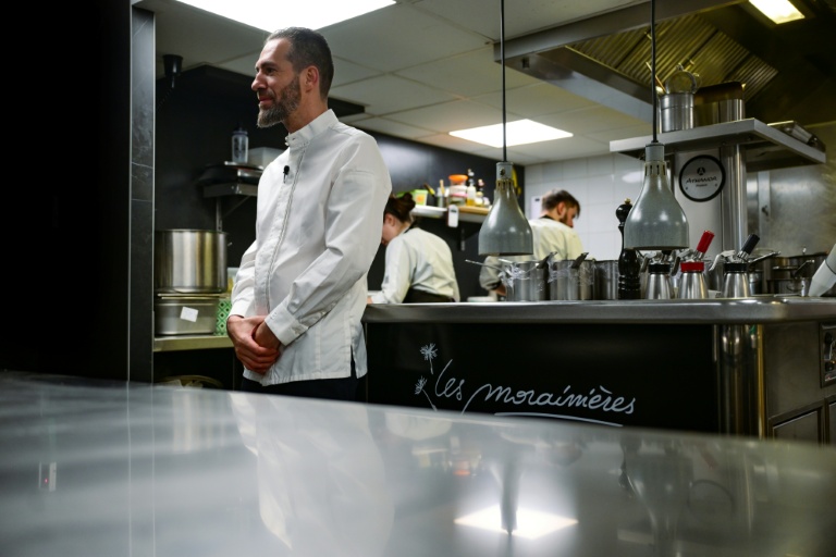 Le chef Michaël Arnoult 
dans la cuisine de son restaurant Les Morainières à Jongieux le 20 mars 2026