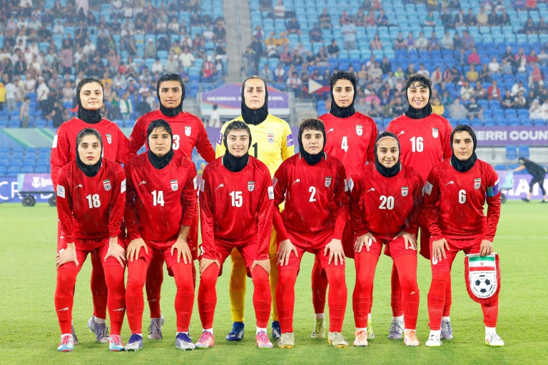L'équipe féminine de football d'Iran pose avant un match contre les Philippines, le 8 mars 2026 à Gold Coast, en Australie