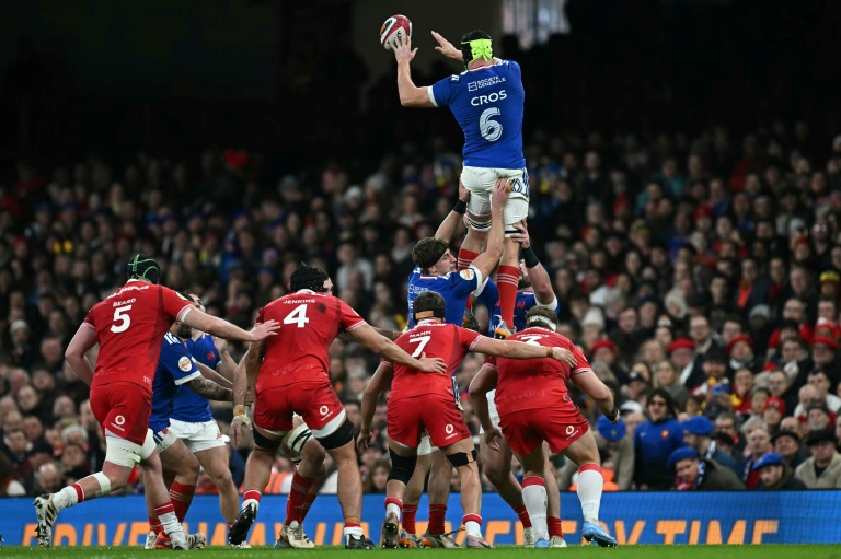 Le flanker français François Cros remporte un ballon lors d'une touche pendant la rencontre du Tournoi des six nations entre le pays de Galles et la France, à Cardiff, le 15 février 2026