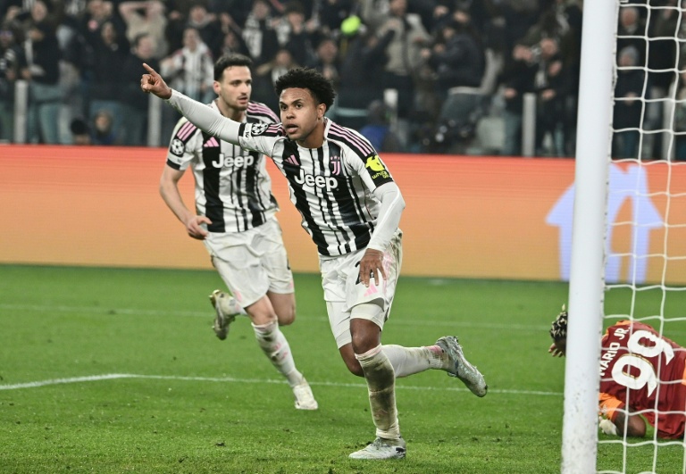 Le milieu américain de la Juventus Turin Weston McKennie (au premier plan) contre Galatasaray en match de barrage retour de la Ligue des champions, le 25 février 2026 à Turin