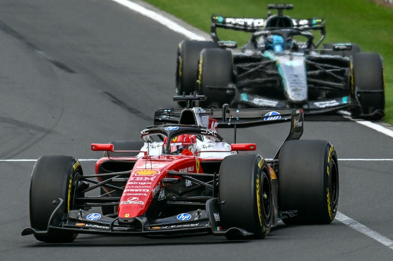 Charles Leclerc (Ferrari) en tête du Grand Prix d'Australie devant George Russell (Mercedes), le 8 mars 2026 lors du Grand Prix d'Australie sur le circuit de l'Albert Park à Melbourne