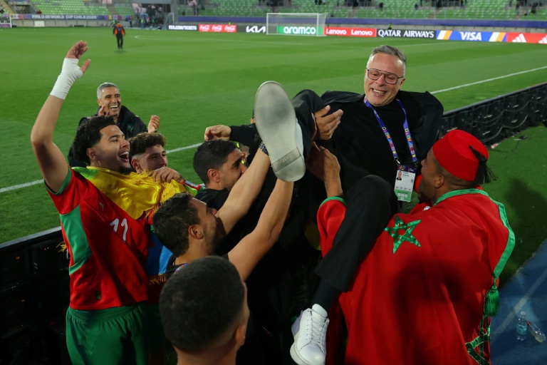 Mohamed Ouahbi porté en triomphe par ses joueurs après leur victoire contre la France en demi-finale du Mondial des moins de 20 ans le 15 octobre 2025 à Valparaiso. A 49 ans, le nouveau sélectionneur du Maroc a un peu plus de trois mois pour préparer le Mondial-2026