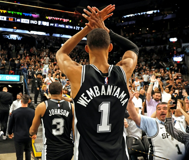 Victor Wembanyama, l'ailier fort français des San Antonio Spurs, salue les supporters après la victoire contre les Indiana Pacers, lors d'un match de NBA, à San Antonio, le 21 mars 2026