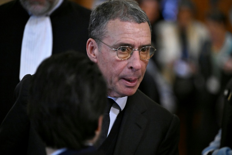 L'homme d'affaires franco-algérien Alexandre Djouhri, accusé d'avoir sollicité des financements libyens pour la campagne présidentielle de Nicolas Sarkozy en 2007, quitte le palais de justice pendant une pause, le 16 mars 2026