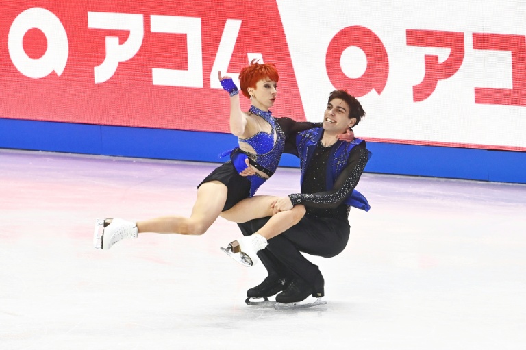 Le deuxième couple de Français en lice aux Championnats du monde de patinage artistique à Prague, Evgeniia Lopareva et Geoffrey Brissaud, pointe en 5e position après l'épreuve de danse rythmique vendredi