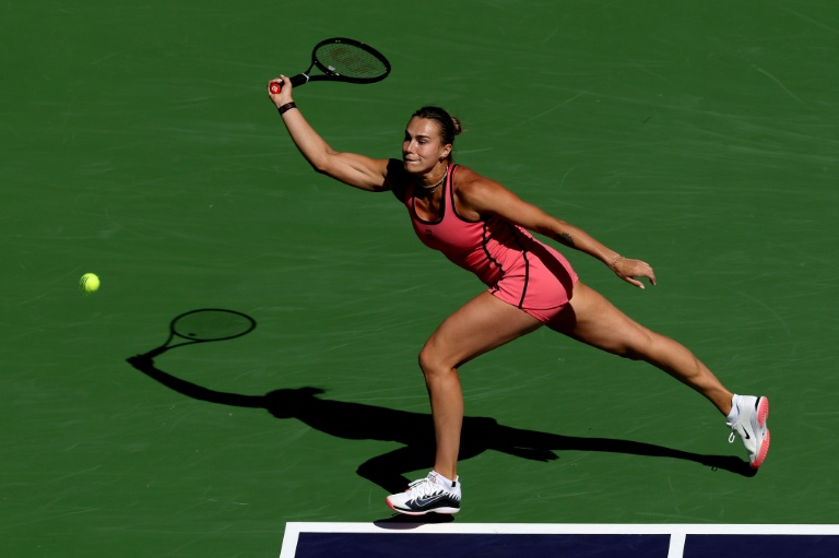 La numéro un mondiale de tennis Aryna Sabalenka lors de sa victoire contre la Japonaise Naomi Osaka en huitième de finale du tournoi WTA 1000 d'Indian Wells