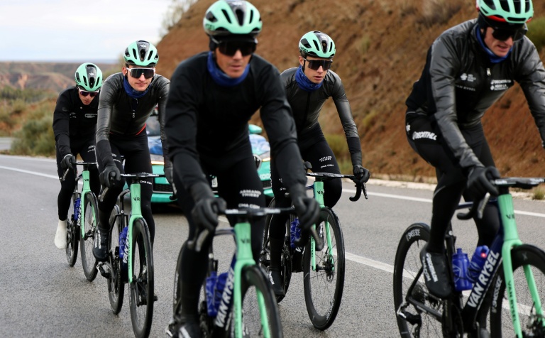Paul Seixas (2eG) à l'entraînement avec des coéquipiers de Decathlon-CMA CGM, le 6 février 2026 près de Grenade (Espagne)