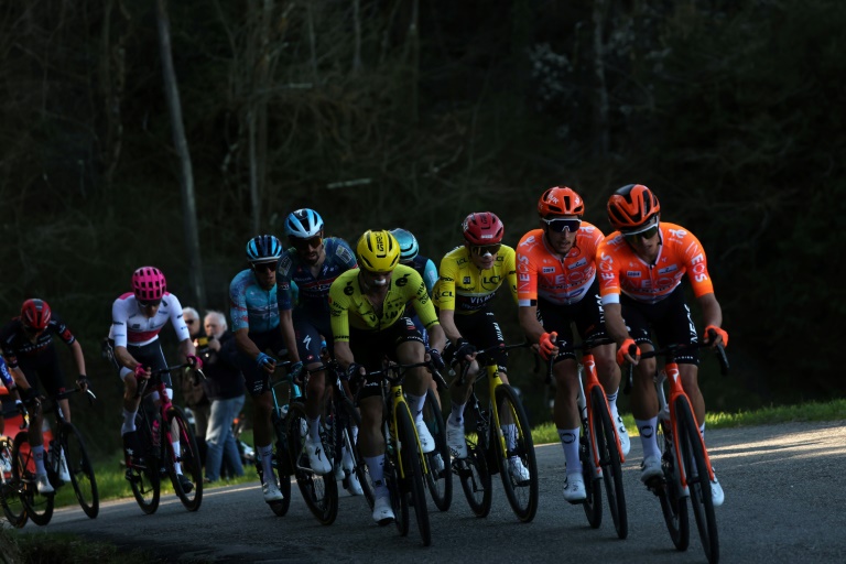 De droite à gauche: le Britannique Oscar Onley de INEOS Grenadiers, le Français Kévin Vauquelin de INEOS Grenadiers, le Danois Jonas Vingegaard de la Team Visma - Lease a Bike et le Belge Victor Campenaerts de la Team Visma - Lease a Bike lors de la 5e étape de Paris-Nice entre Cormoranche-sur-Saône et Colombier-le-Vieux le 12 mars 2026 en France