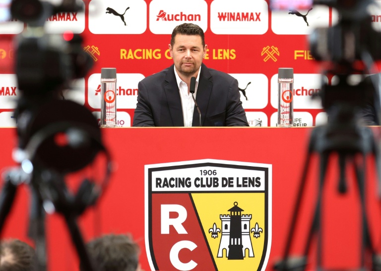 L'entraîneur Pierre Sage lors de sa conférence de presse de présentation à Lens, le 3 juin 2025