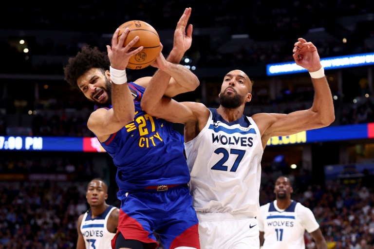 Rudy Gobert (d) défend face à Jamal Murray lors du match NBA des Minnesota Timberwolves contre les Denver Nuggets, le 1er mars 2026 à Denver