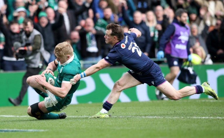 L'Irlandais Tommy O'Brien inscrit un essai contre l'Ecosse dans le tournoi des 6 nations le 14 mars 2026 à Dublin