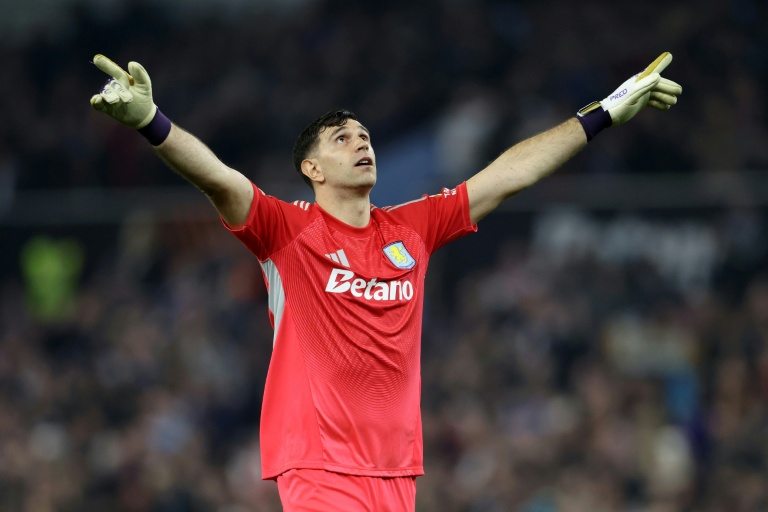 Le gardien d'Aston Villa, l'Argentin Emiliano Martínez lève les bras après la victoire 2-0 contre Lille, éliminant le club français en huitième de finale de la Ligue Europa, le 19 mars 2026 à Birmingham