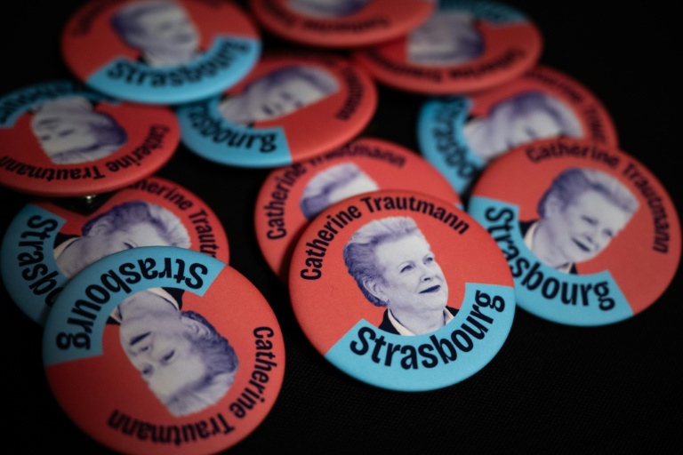 Des pins à l'effigie de la socialiste Catherine Trautmann, le 10 mars 2026, à Strasbourg