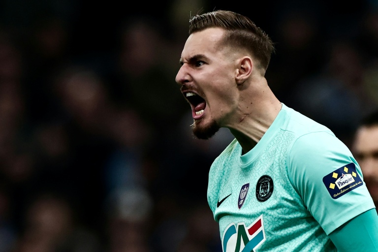 Le gardien de Toulouse Guillaume Restes pendant la séance de tirs au but contre Marseille mercredi en quart de finale de coupe de France au stade Vélodrome de Marseille.