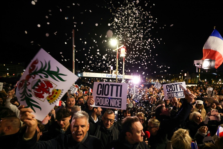 Des partisans d'Éric Ciotti, président du groupe parlementaire UDR et candidat à la mairie de Nice pour l'Union de la droite et le Rassemblement national (RN), rassemblés devant le QG de campagne à l'issue du 2e tour des municipales à Nice, le 22 mars 2026 dans les Alpes-Maritimes
