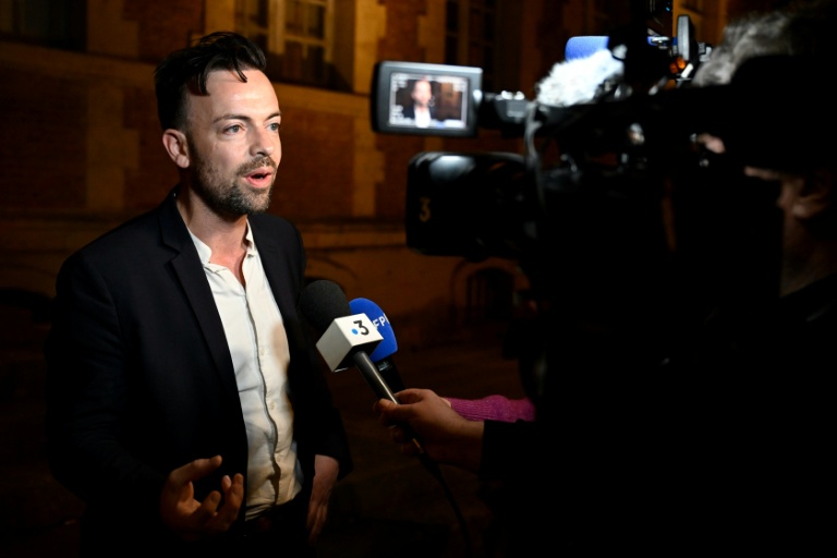 Pierre Brunisso, avocat de la Ligue des droits de l'homme (LDH), s'adresse aux médias au tribunal correctionnel de Verdun, le 4 mars 2026, à l'issue du procès du président de l'ADMP (Association pour la défense de la mémoire du maréchal Pétain), Jacques Boncompain