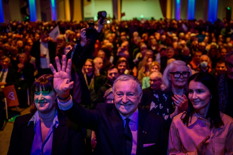 Jean-Michel Aulas (c), candidat à la mairie de Lyon, aux côtés de Véronique Sarselli (g) lors d'un meeting de campagne pour les municipales à Lyon, le 10 mars 2026 dans le Rhône