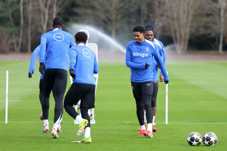 Le défenseur central français de Chelsea, Wesley Fofana (d.), sourit alors qu'il participe à une séance avec son équipe au centre d'entraînement de Cobham, à l'ouest de Londres, le 16 mars 2026