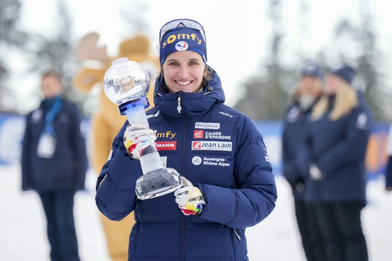 Julia Simon pose avec son globe de cristal de la Mass Start de biathlon, dimanche à Holmenkollen en Norvège.